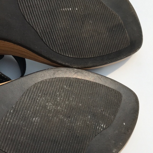 Unisa 9 black leather 2 strap 3.25” high wedge heel adjustable buckle sandals - Picture 7 of 8